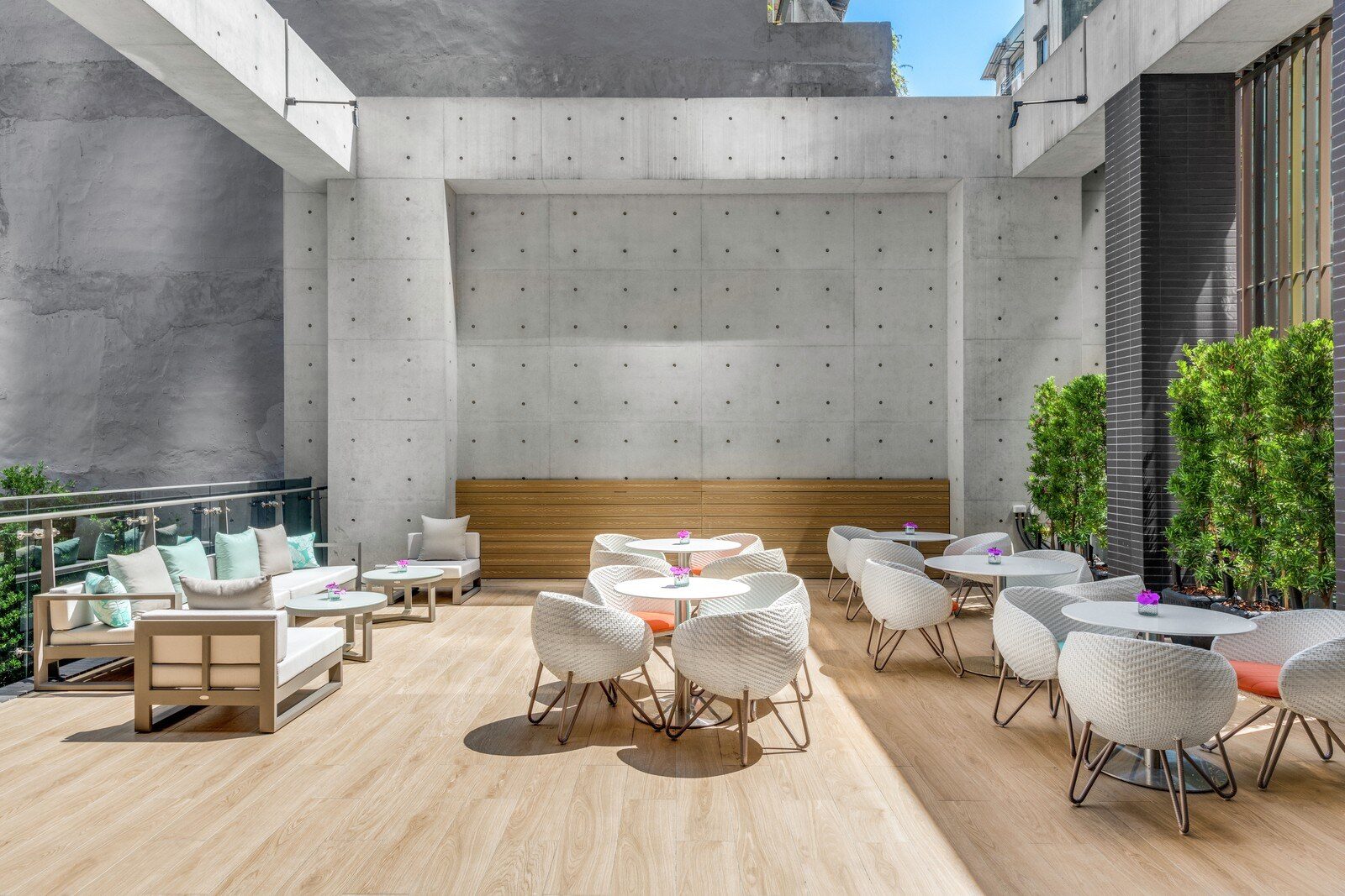 Alley 餐廳旁的露天中庭座位區