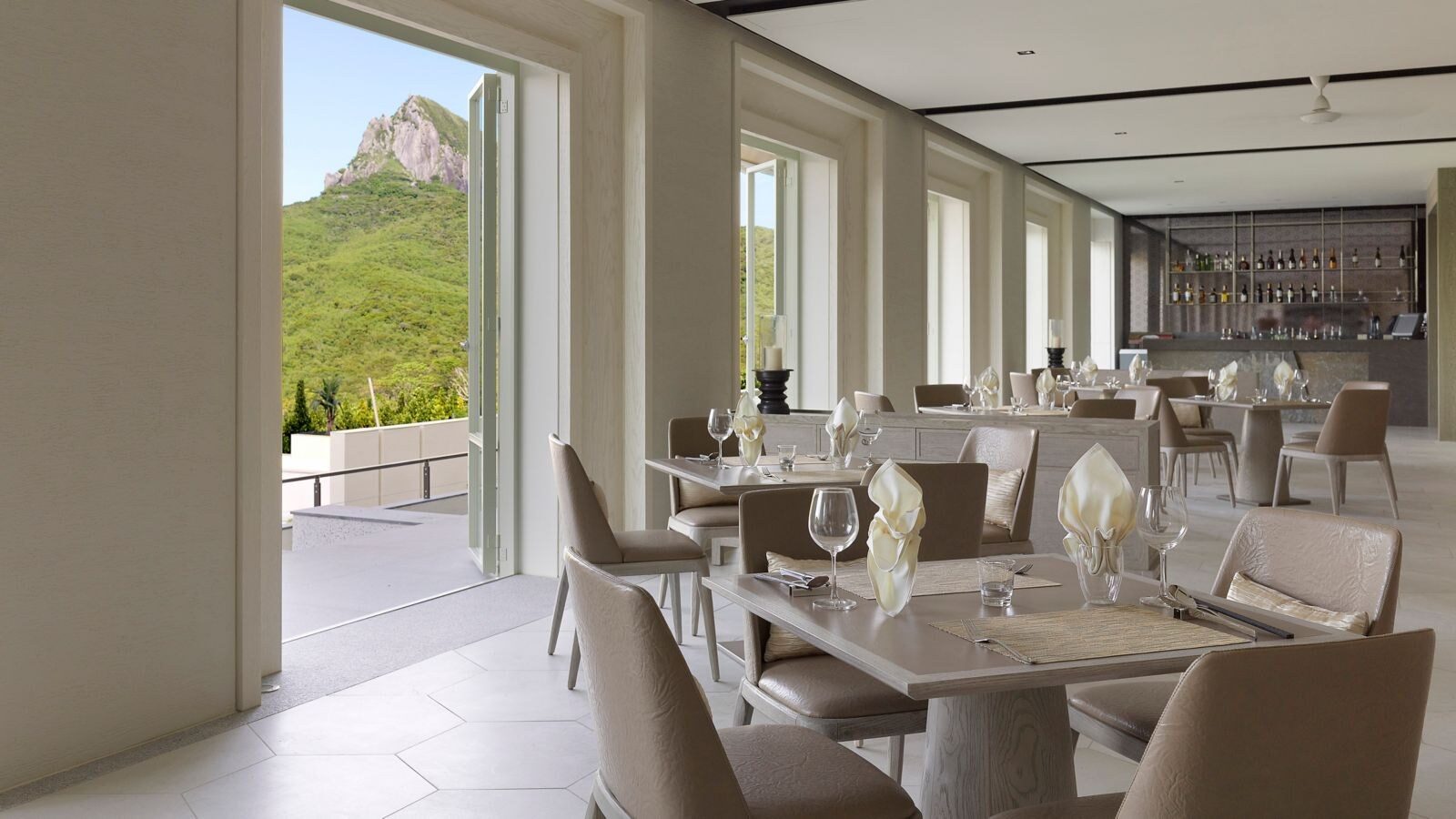 Mu Restaurant 用餐區，敞開的落地門外可見山峰
