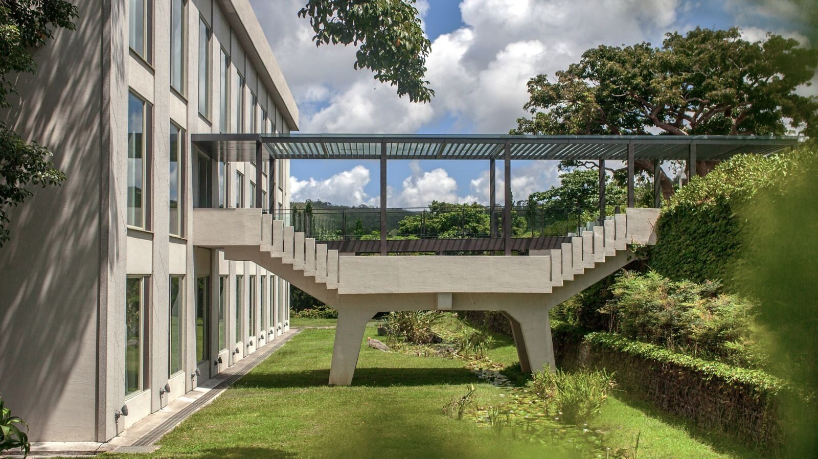 白色建築側面延伸出的戶外階梯與草坪