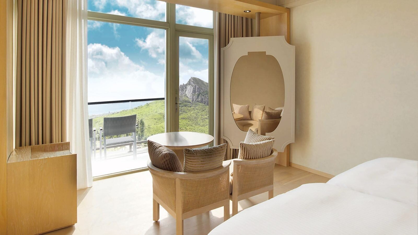 Ocean View Room 客房窗邊的座椅與圓桌