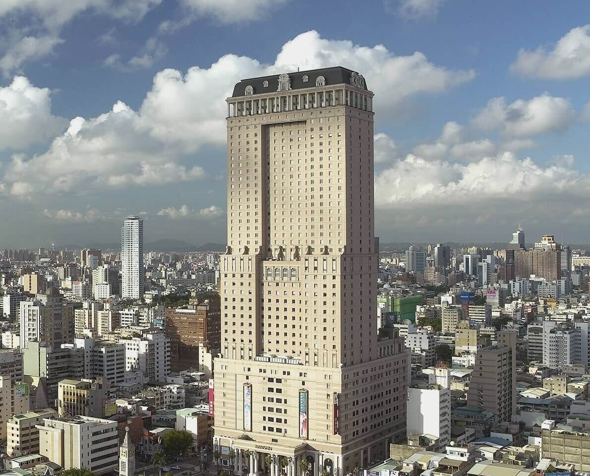 高雄汉来大饭店的高楼外观与周边市区