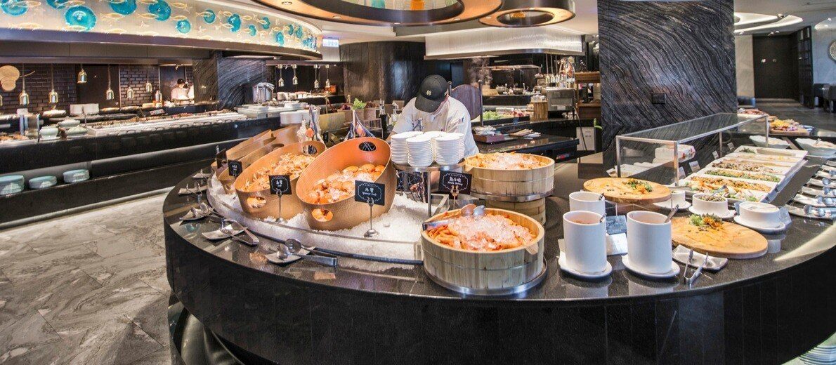 汉来海港自助餐厅的海鲜料理台