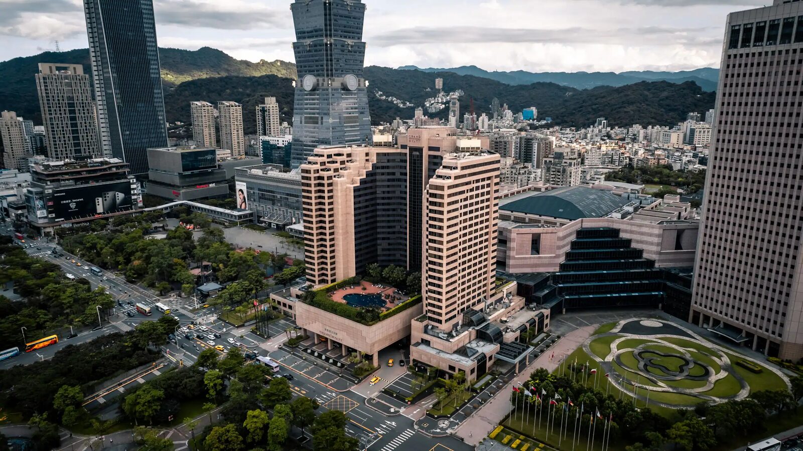 Aerial view of the Grand Hyatt Taipei entrance driveway and the Songshou Road intersection
