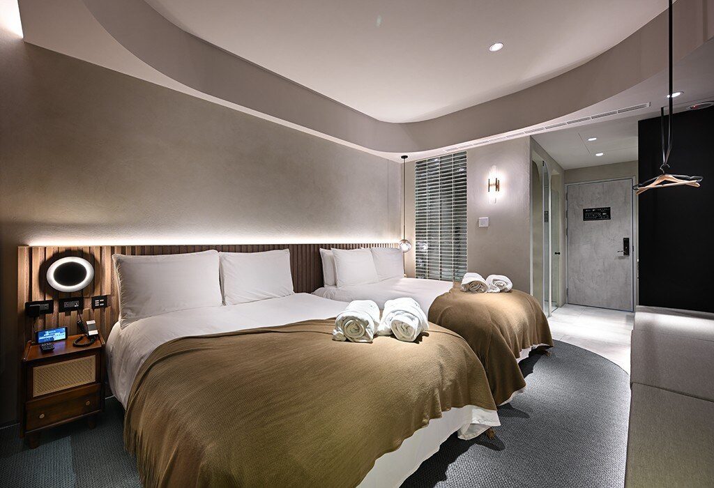 歸隱 Beore Residence 房內兩張大床與捲好的毛巾