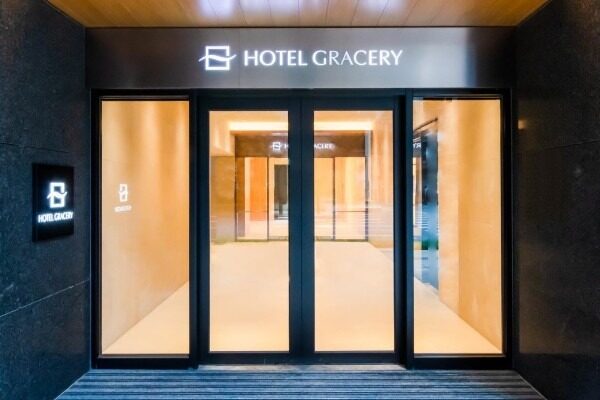 1 階のガラス扉の入口と HOTEL GRACERY の看板