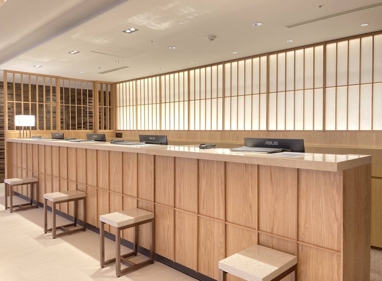 格拉斯麗台北飯店3樓接待大廳與日系溫潤木質櫃檯