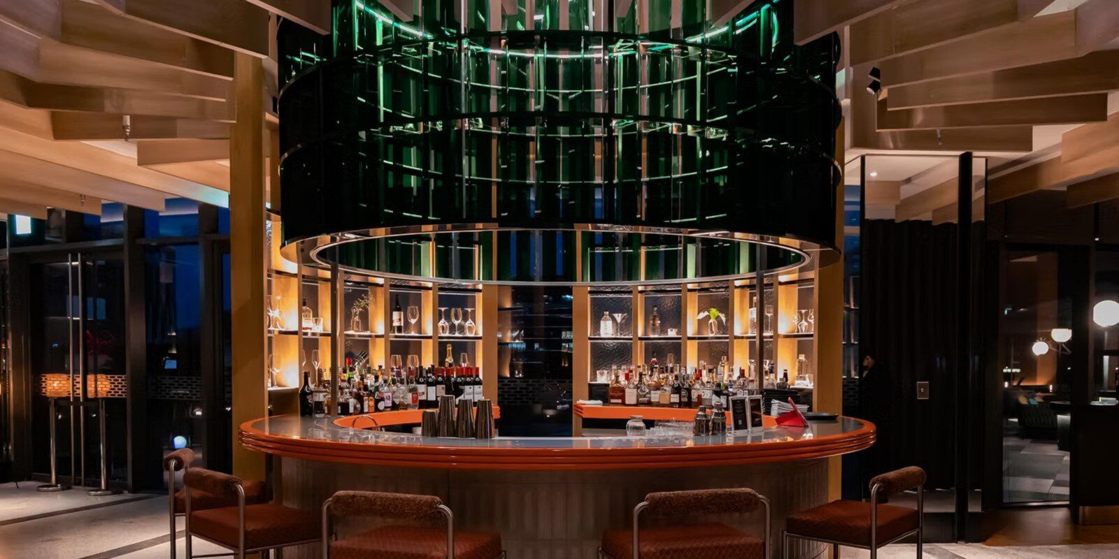 BAR DI 的圓形吧台與上方層層酒櫃