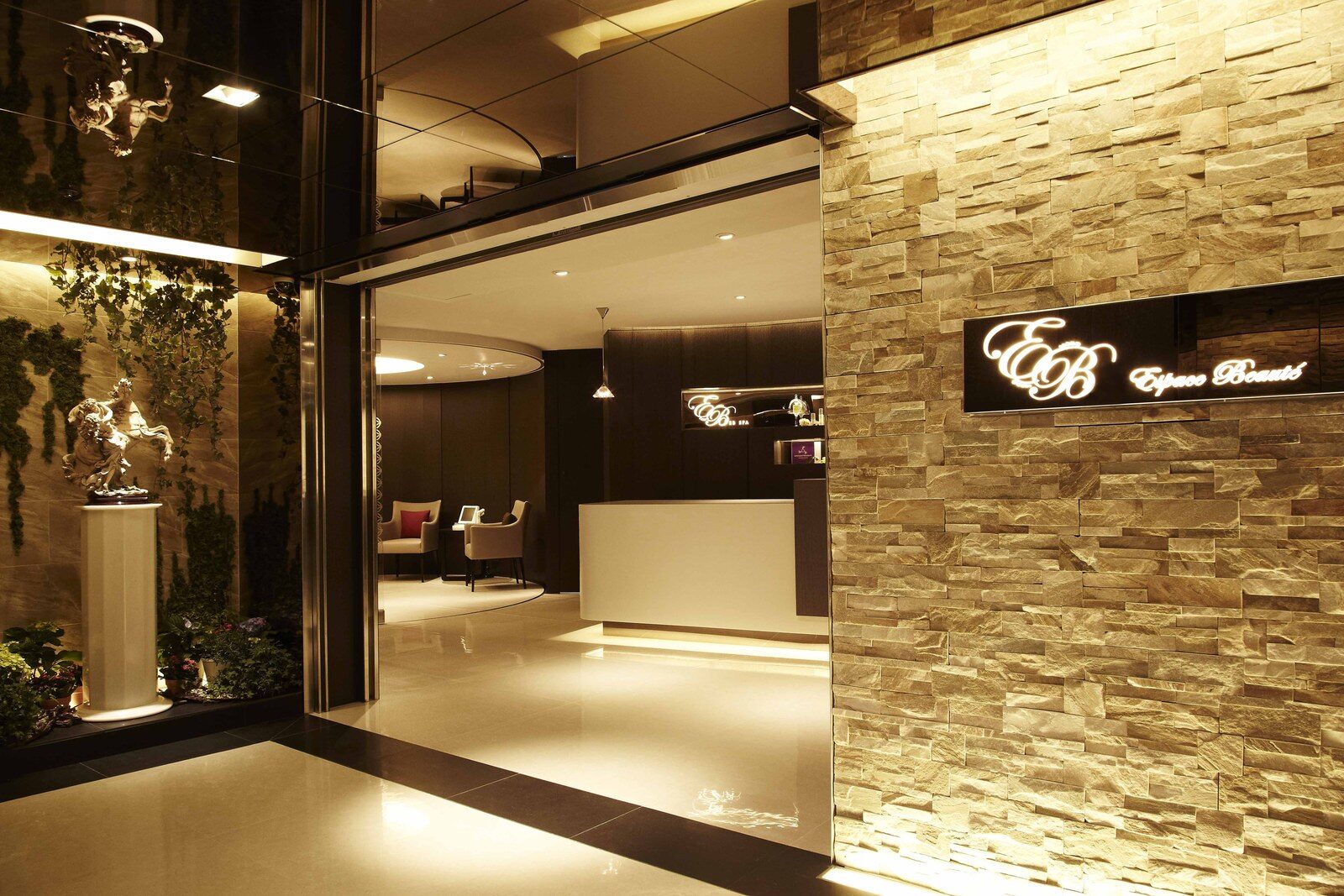 EB SPA 入口的石牆與 Espace Beauté 招牌