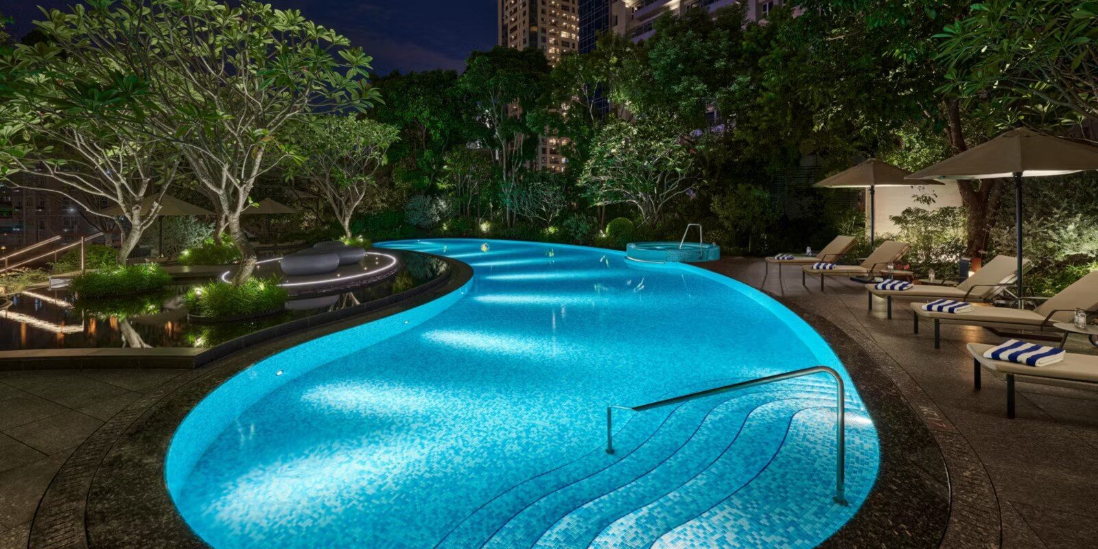 夜間點燈的戶外泳池與周圍植栽