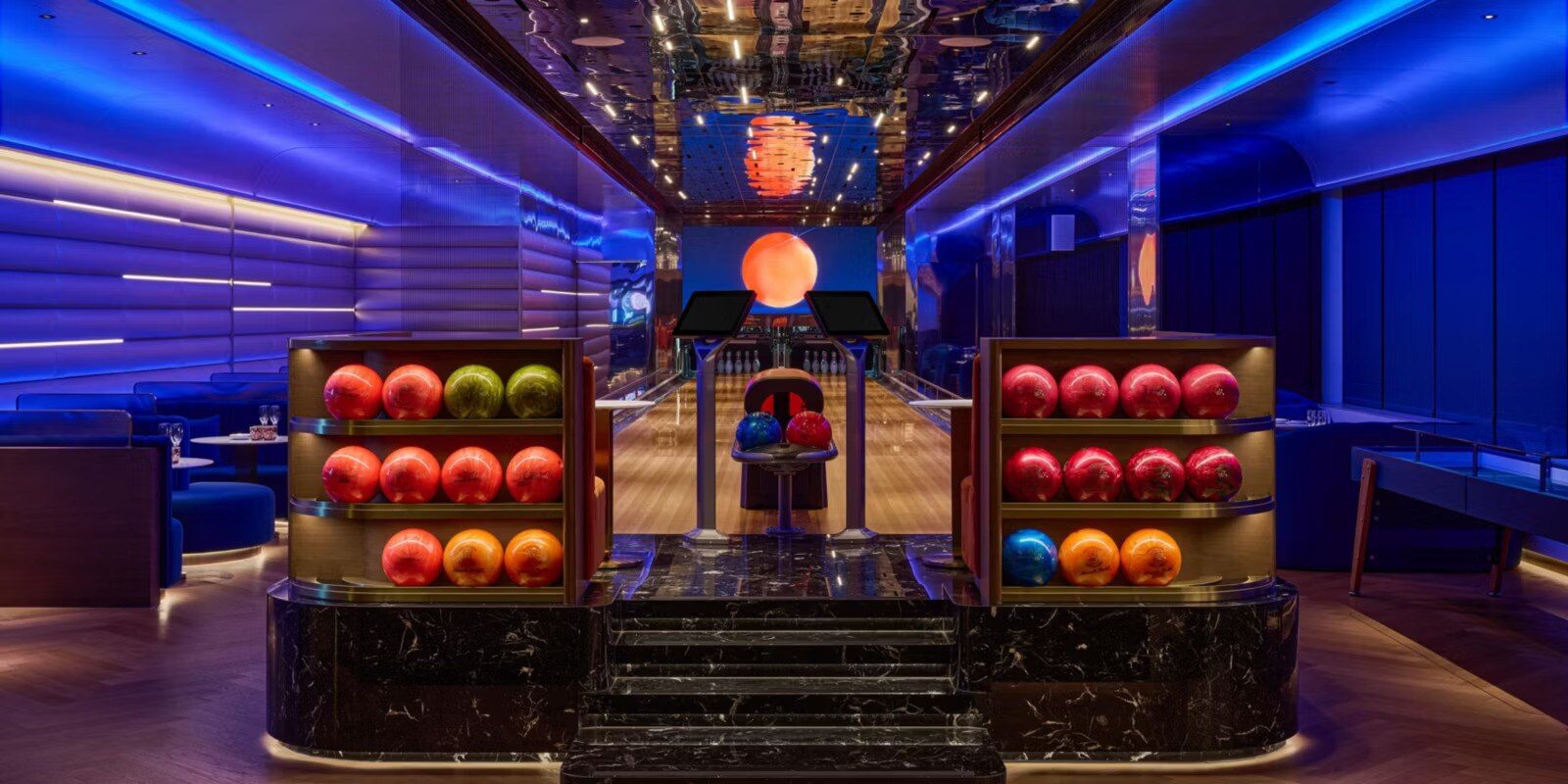 Rolling Bar 藍色燈光下的保齡球架與球道入口