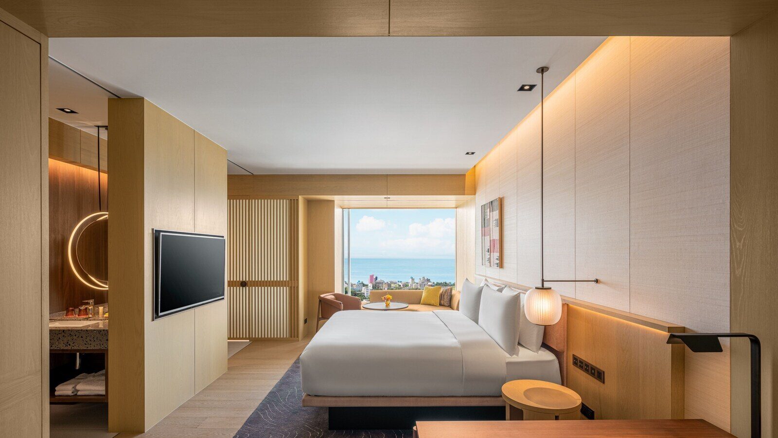 Deluxe Ocean King 客房的大床與窗邊座位