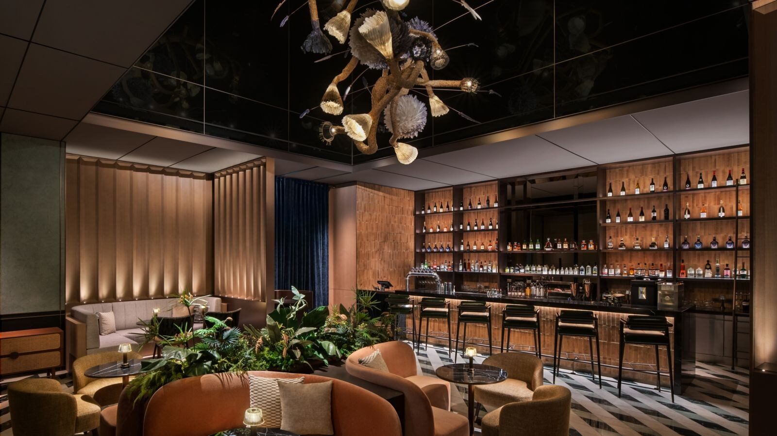 LUMI BAR 的吧台酒櫃與前方沙發座位