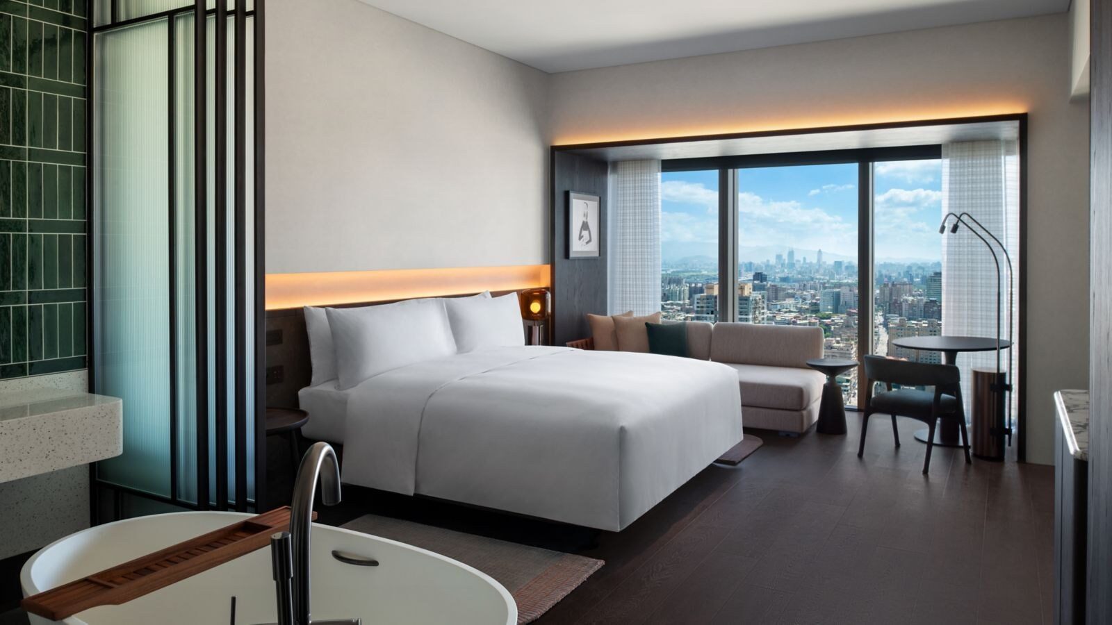 King Room 的大床、沙發與窗外城市景觀