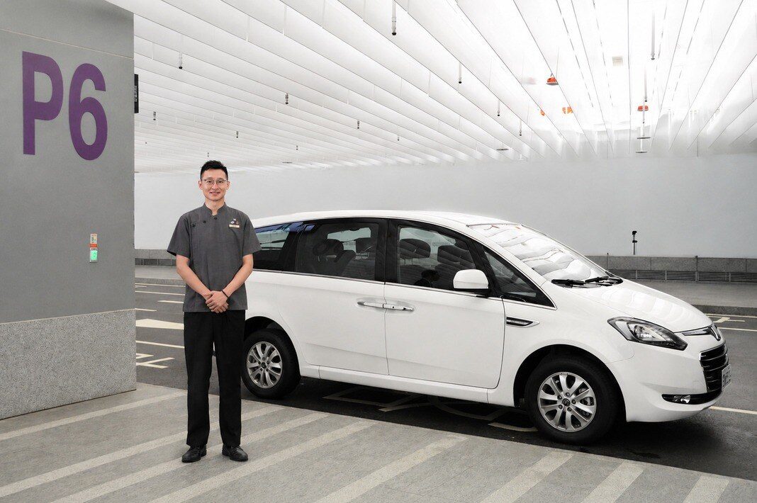 The shuttle and hotel staff beside pillar P6 at Airport MRT A1 Taipei Main Station
