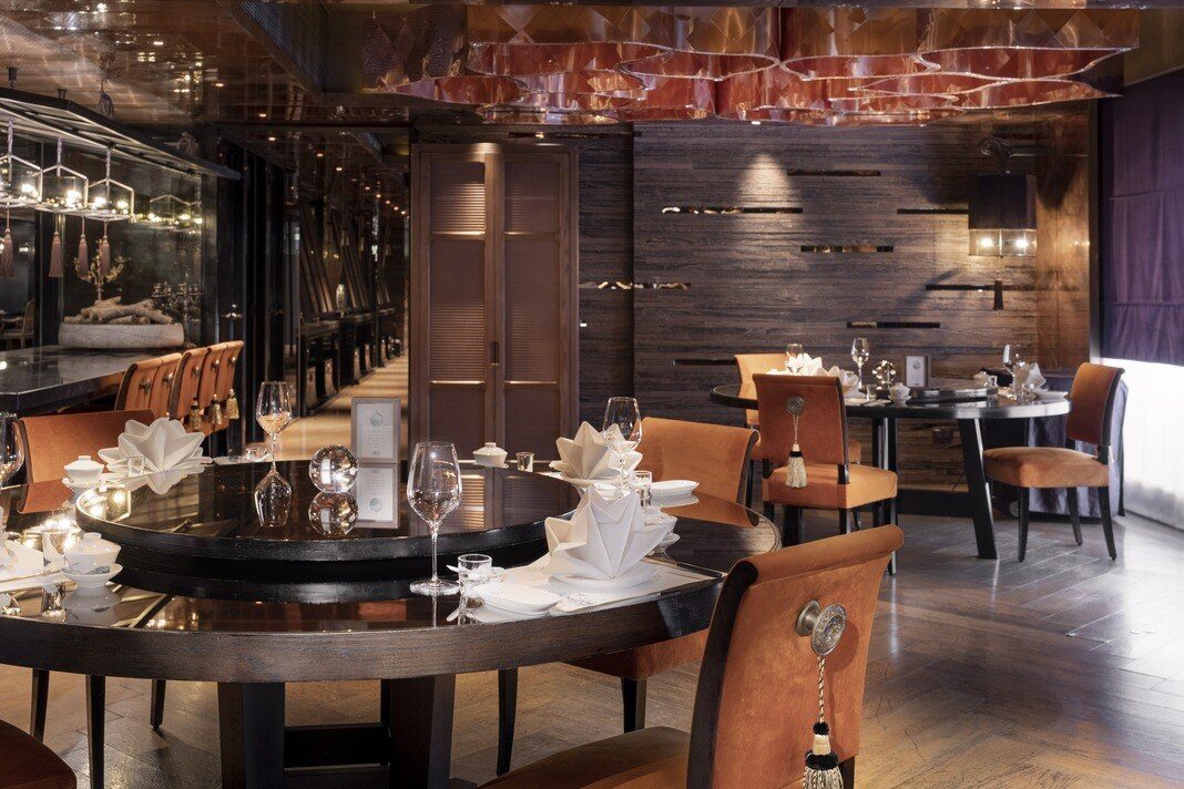 Round tables and wooden partitions at Le Palais