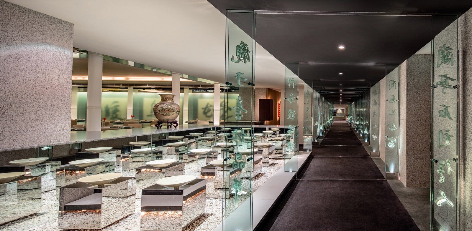 晶華軒以書法玻璃屏風區隔的用餐區