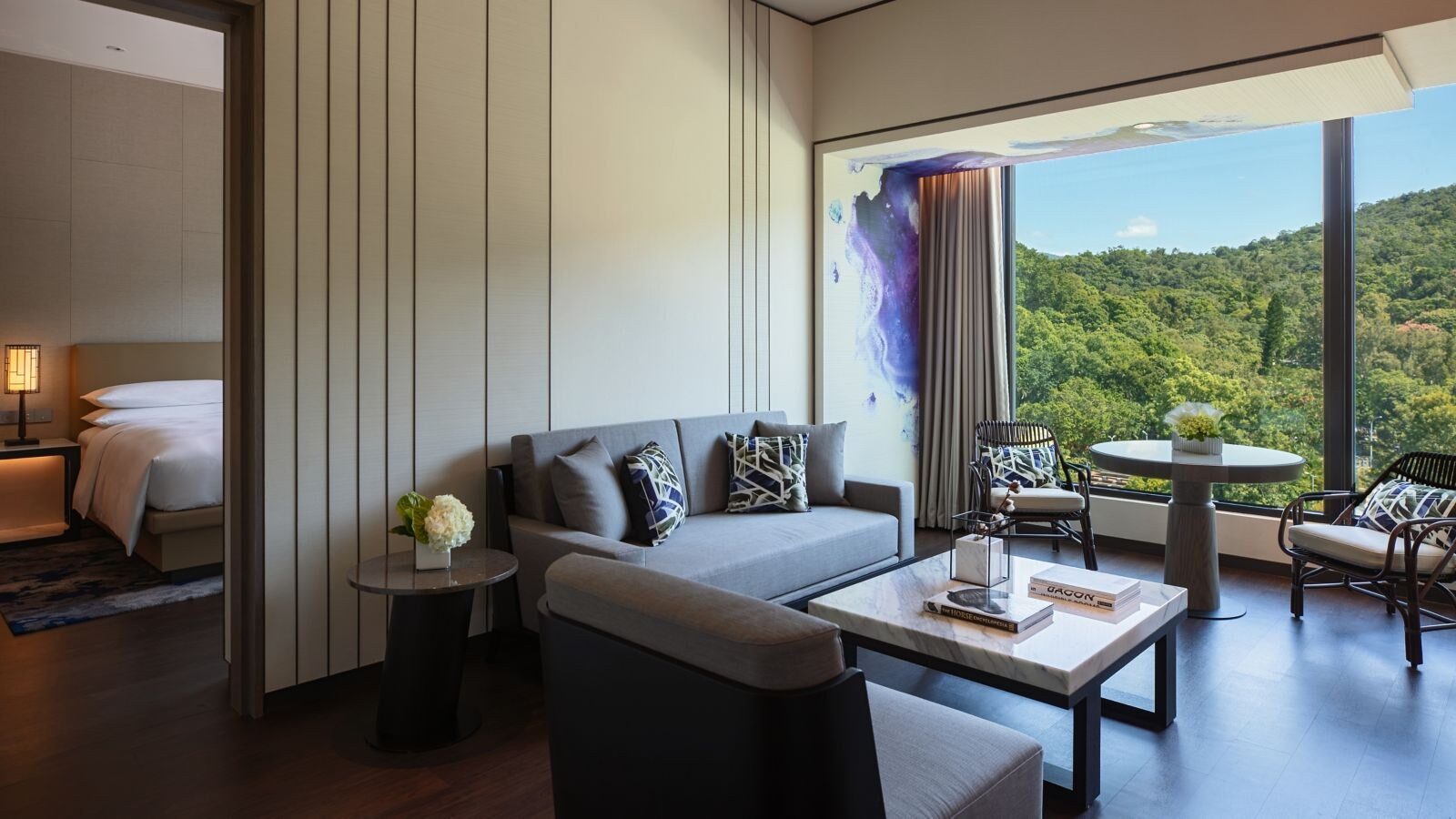Renaissance Suite 客廳的沙發、茶几與整面窗戶