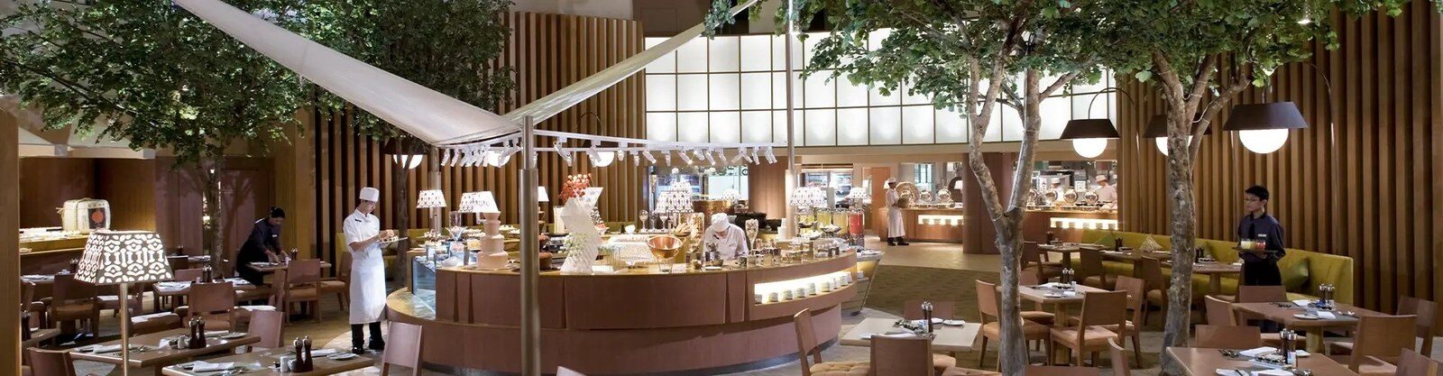 遠東 Café のオープンキッチンとビュッフェの客席