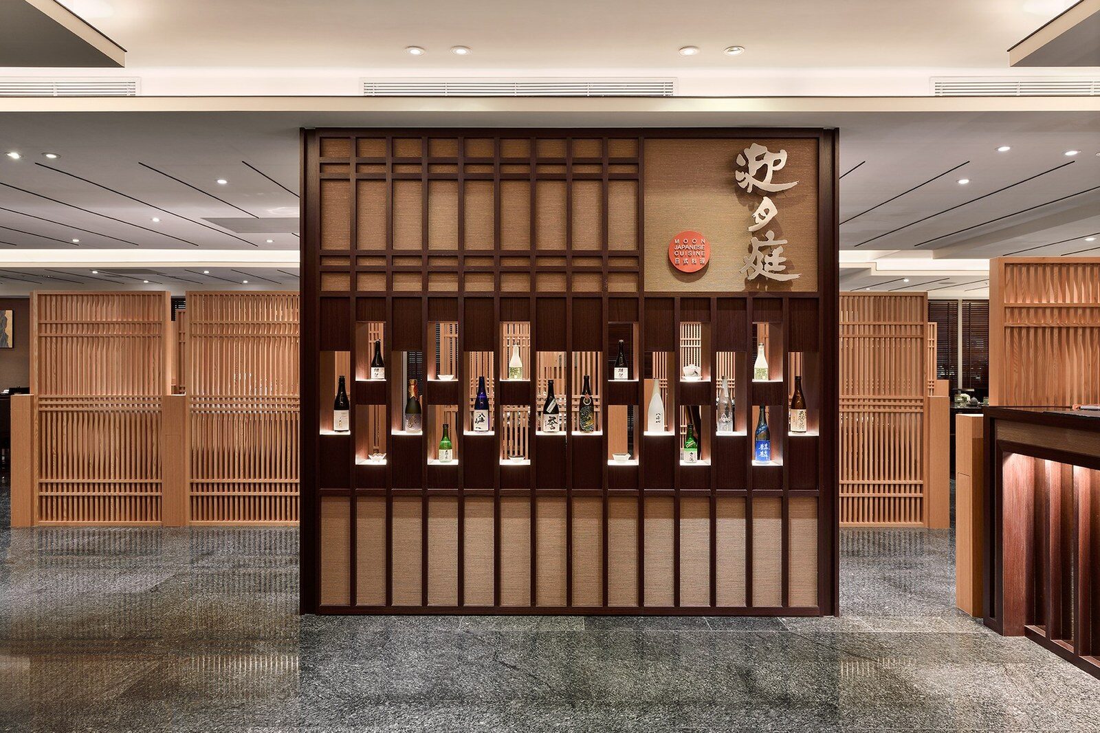 迎月庭鐵板與日式料理入口的木格酒櫃與館名招牌