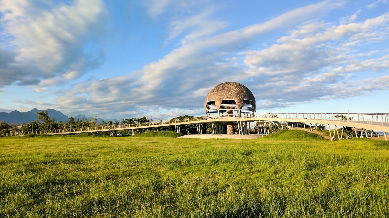 台東市區草地上的圓頂觀景建物與環形步道
