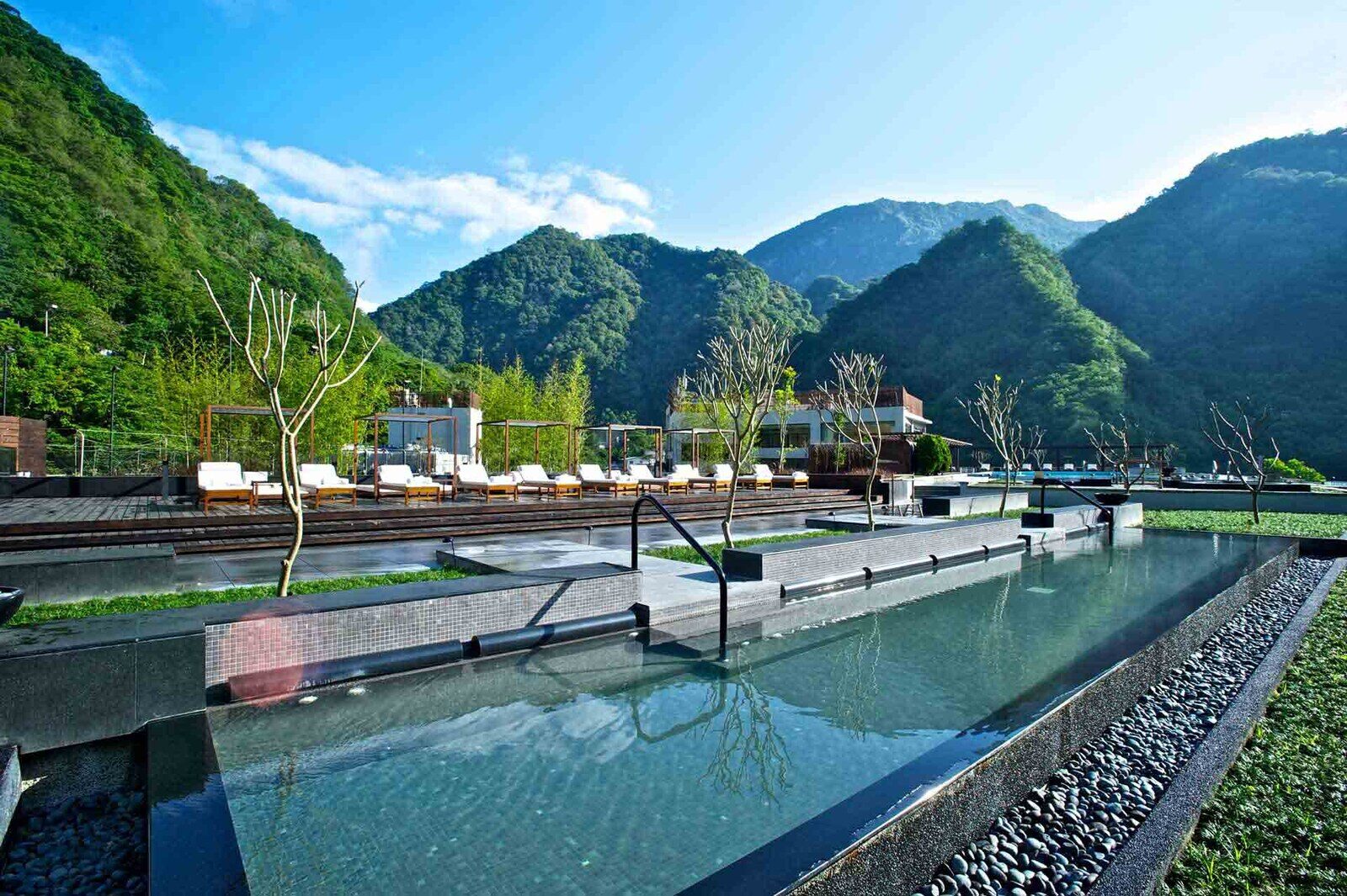 太鲁阁晶英酒店顶楼泳池、躺椅与周边山景