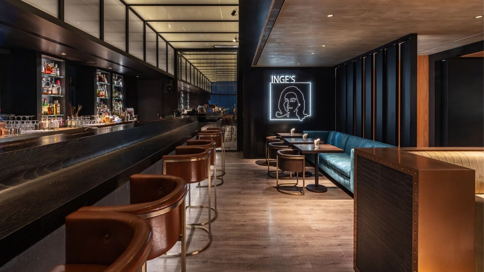 INGE'S Bar & Grill 的吧檯座位與霓虹人像招牌