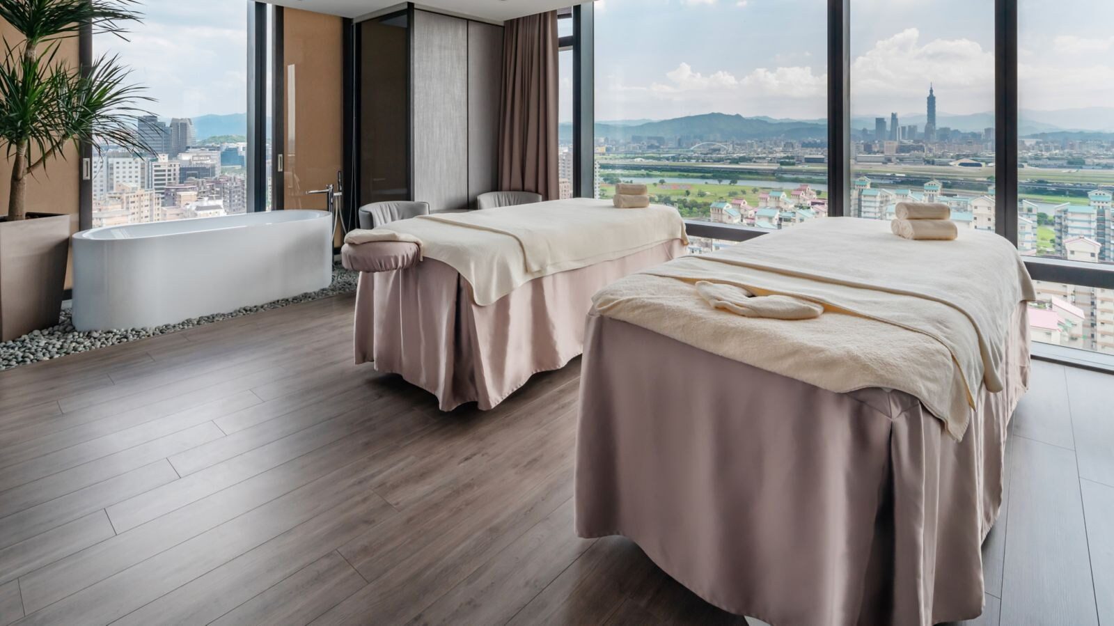 SKY19 SPA 雙人療程床與窗外城市景觀