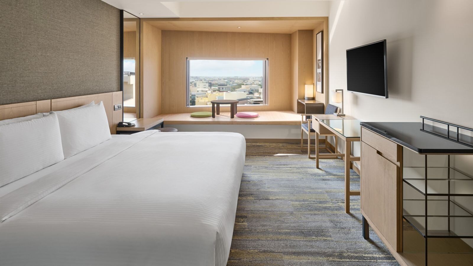 Premier King Room 的大床與窗邊座位